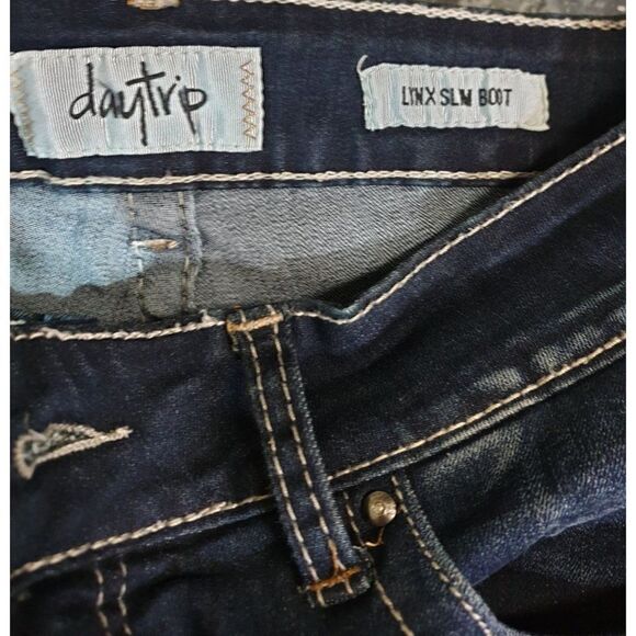 Daytrip Women's Jeans Slim Boot Dark Denim Embroidered Jeans 31" NWOT - Picture 9 of 9